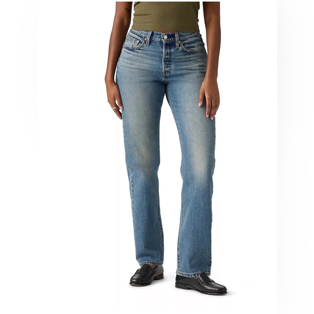 Levi's High Rise Straight Jeans in Light Blue Wash